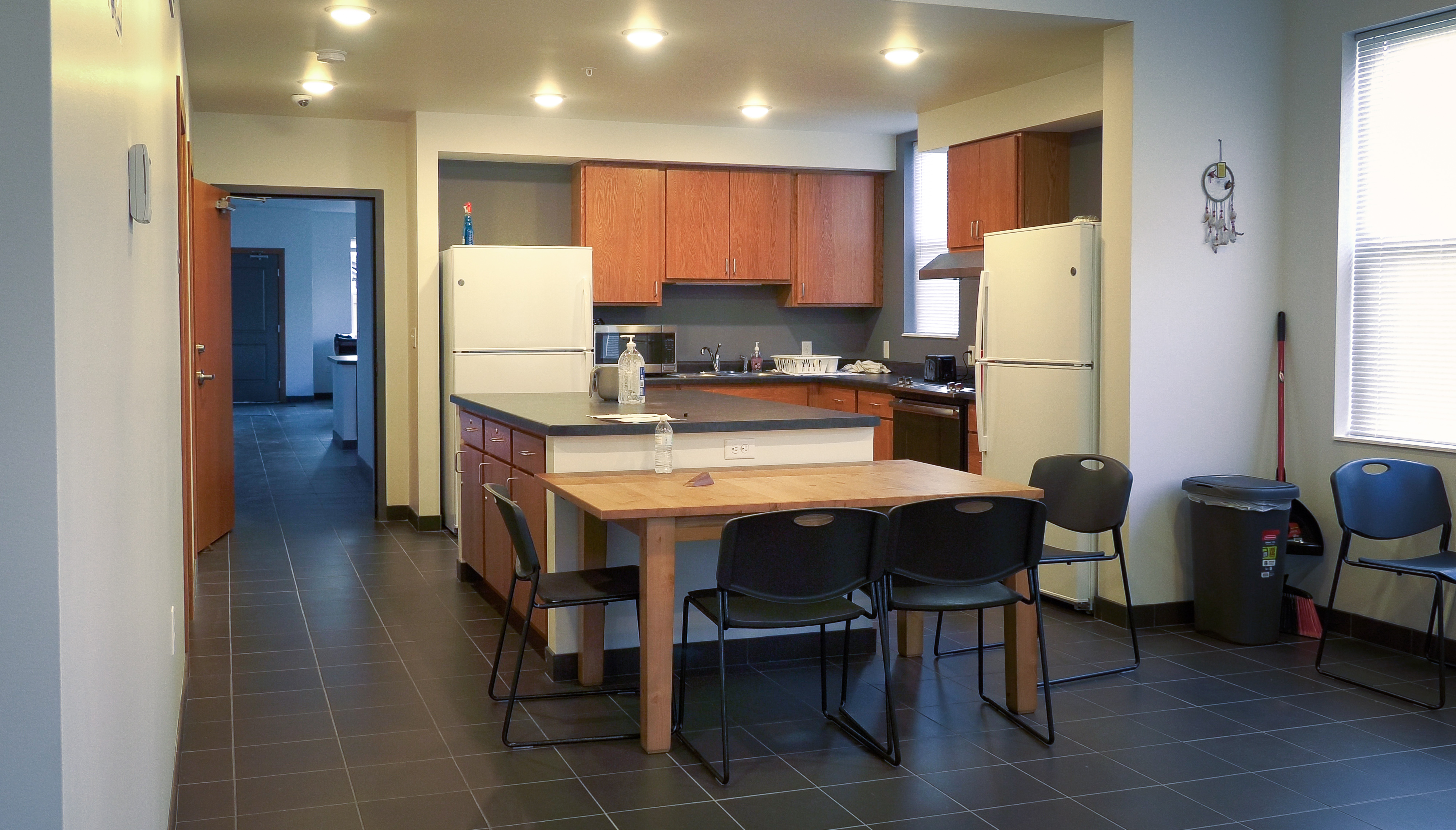 Community_kitchen_with_table