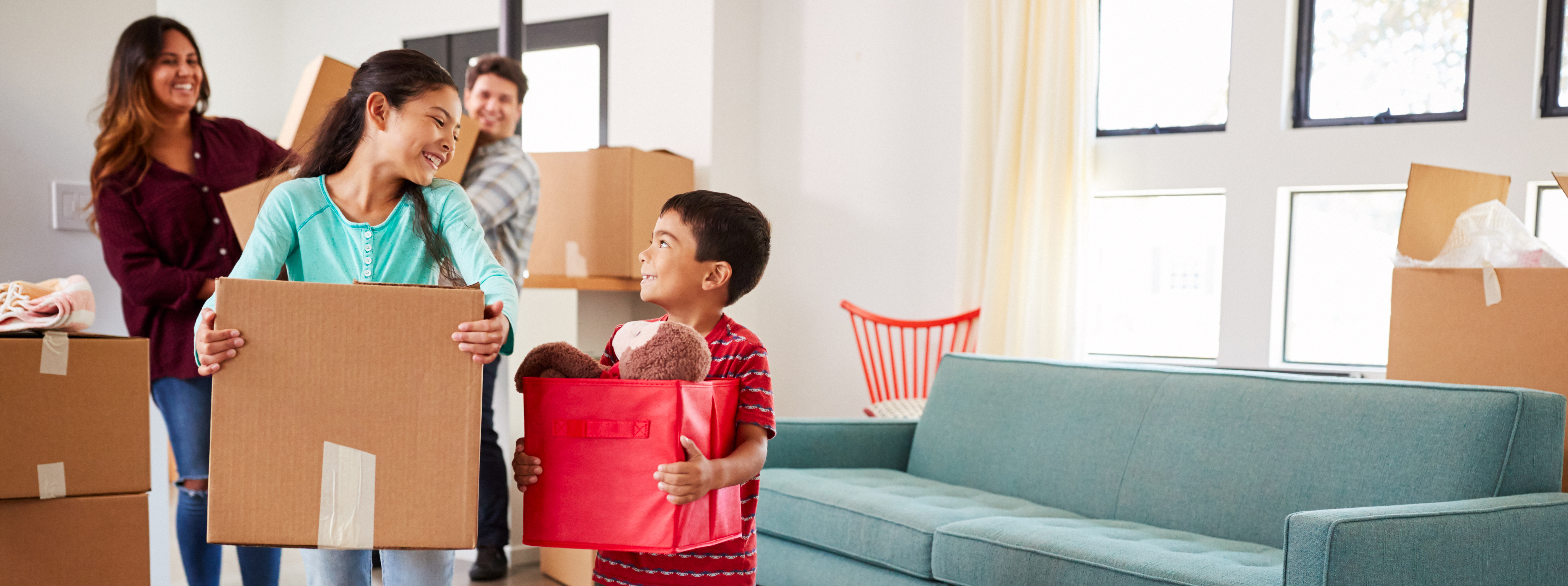 Family_carrying_boxes