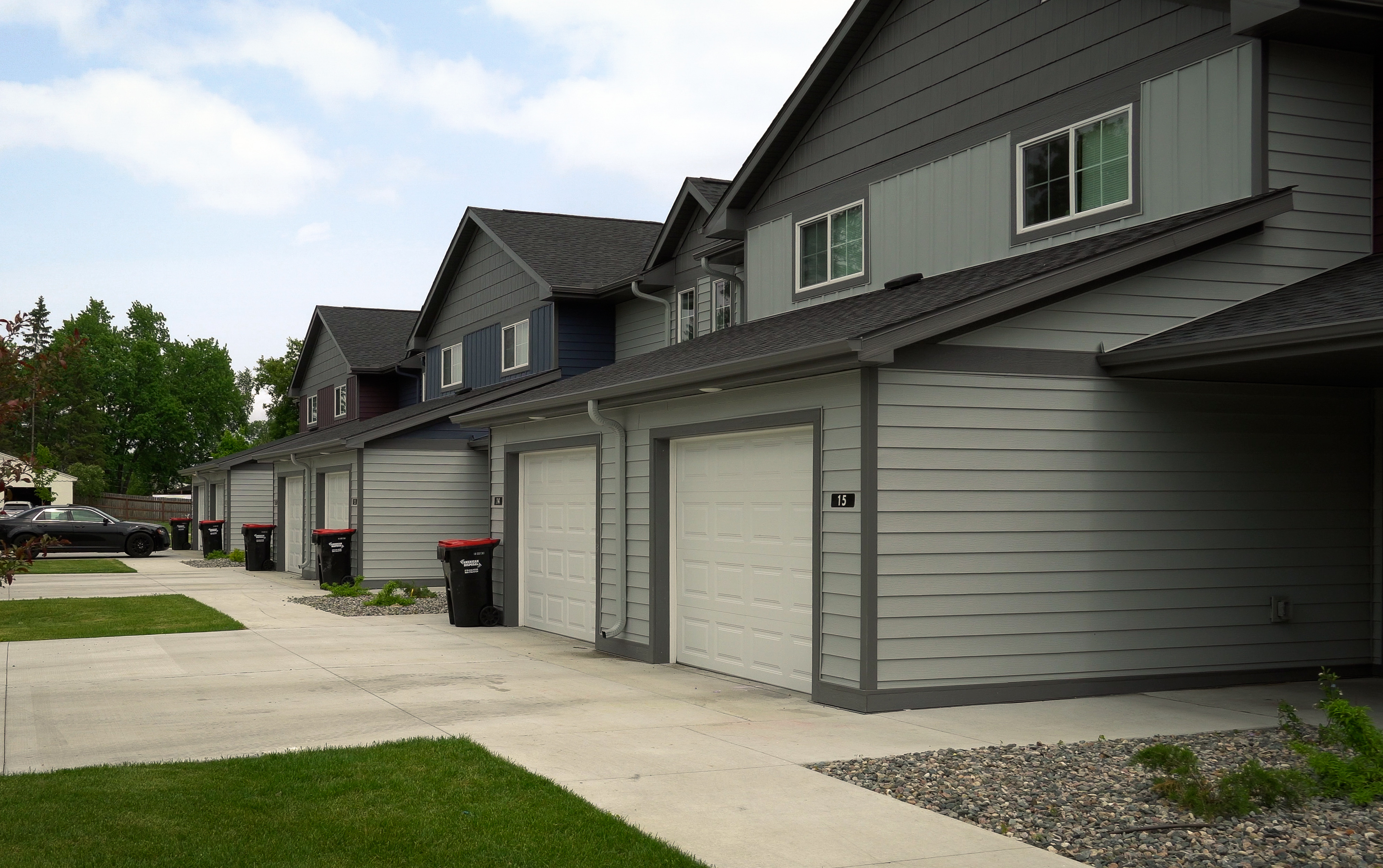 Townhomes_with_trash_bins_against_garage